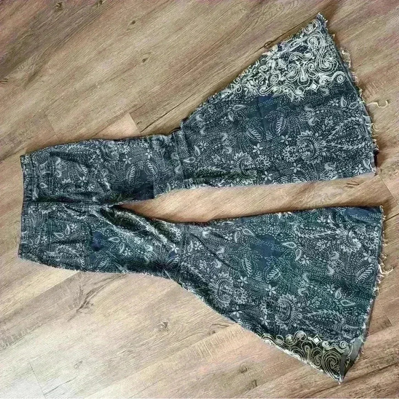 Free People Blue Floaty-Dot High Rise Raw Edge Just Float On Flare Jeans 27 Boho - Picture 9 of 9